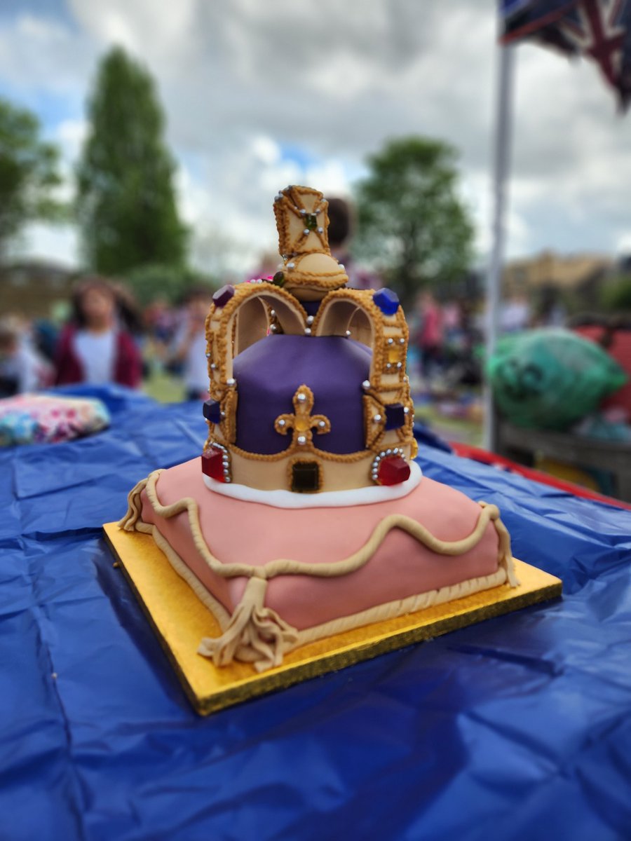 AllfarthingPTA's tweet photo. Coronation picnic day 🇬🇧

Thank you to all the volunteers, staff and families who joined us for a picnic, bubbles, dancing and cake! https://t.co/aSKErBFd8O