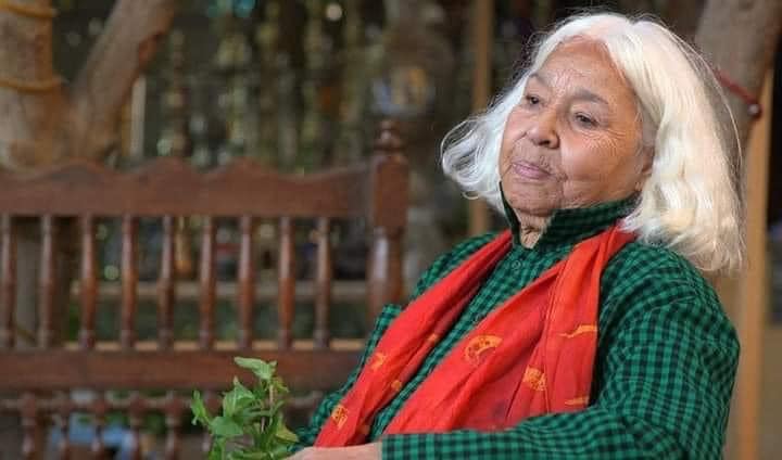 NawalElSaadawi1's tweet photo. أخي أكبر مني،رفع يده عاليا ليصفعني، رفعت يدي أعلى من يده وصفعته.
وحين أراد زوجي أن يلغي وجودي، ألغيت وجوده من حياتي
وحين صاح زوجي الثاني: أنا أو كتاباتي 
قلت: كتاباتي، وانفصلنا
حين انتفض وزير الصحة: الطاعة أو الفصل
قلت: الفصل
#نوال_السعداوي https://t.co/nVX3ht7hAt