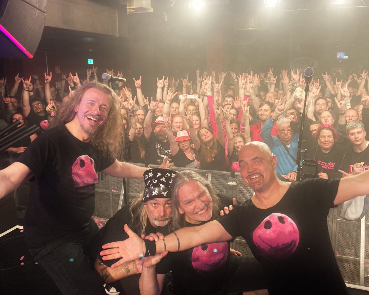 Halleluja, Rostock! SO geht das! 😍

Pic.: till.music (Insta)
#aftershow #endofshow #audiencepic #publikum #fotomitpublikum #planetpinktour2023 #rostock mauclub_rostock #mauclubrostock