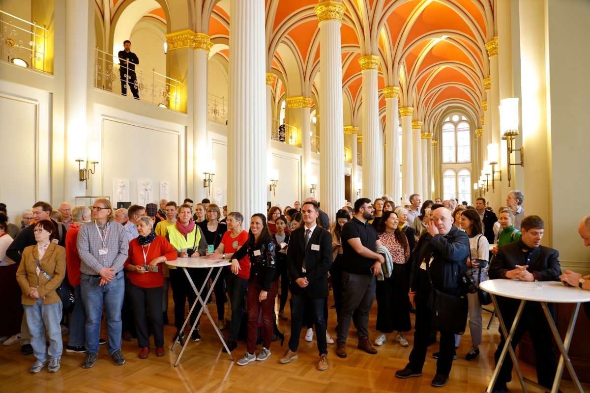 Engagiert030's tweet photo. ALLES BEREIT ZUM START! Der Regierende Bürgermeister von Berlin, Kai Wegner, begrüßt die Ausstellenden der 16. BERLINER FREIWILLIGENBÖRSE. Alle Infos ➔ https://t.co/22HI6sJIYJ 

#MenschenEntwickelnEngagement - die #BerlinerFreiwilligenbörse zeigt WER, WAS, WIE, WO ... https://t.co/OiCo9xg4Mn