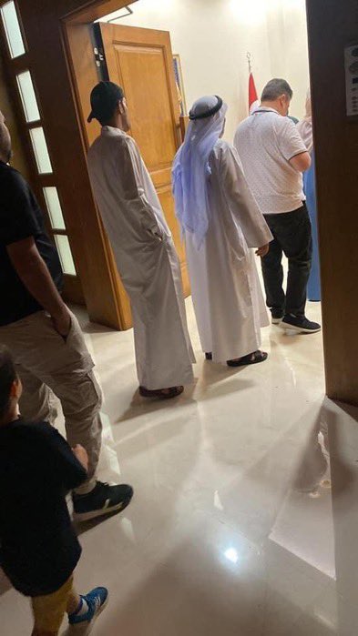 T.C Riyad Büyükelçiliğinde oy vermek için sıra bekleyen Suudiler. Çocuklarımın geleceğine bunların karar verecek olmasını hazmedemiyorum.