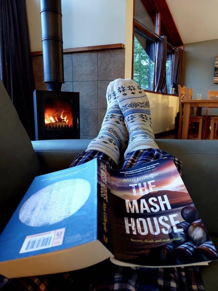 🎉 Two years since publication of #TheMashHouse 🎉 

Huge thanks to everyone who supported this beautiful, dagger-nominated book through reading and reviewing. My heroes.

🏬 waterstones.com/book/the-mash-…

👩‍💻 amazon.co.uk/Mash-House-Ala…

😎 uk.bookshop.org/books/the-mash…