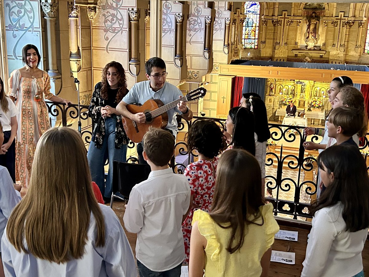 El coro ya está listo para animar con su ilusión la celebración.
Formado por los miembros de <a href="/gruposlasalle/">SalleJoven Madrid</a>, al frente está el Hno. Christian, contagiando alegría.