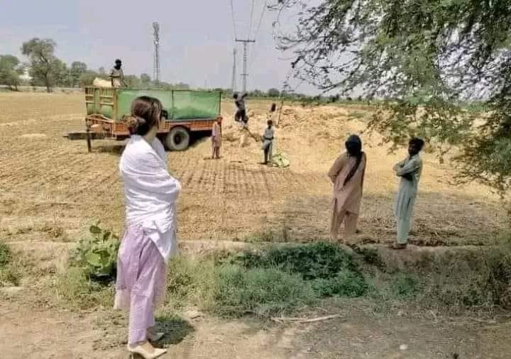 kissan_pakistan's tweet photo. مختلف شہروں میں انتظامیہ گندم کا ٹارگٹ حاصل کرنے کے لئے کھیتوں تک جاپہنچی۔
کیا ہی اچھا ھوتا یہی احتیاط ہاوسنگ کالونیز،ڈی ایچ اے،سٹی ہاؤسنگ وغیرہ کو کھیت اجاڑنے کا لائیسنس دیتے وقت کی ہوتی اور کسانوں کو کھیت میں کھاد،سستی بجلی اور جعلی زرعی ادویات سے بچاتےتو یہ دن نا دیکھنا پڑتا۔ https://t.co/qOfcBZWp1j