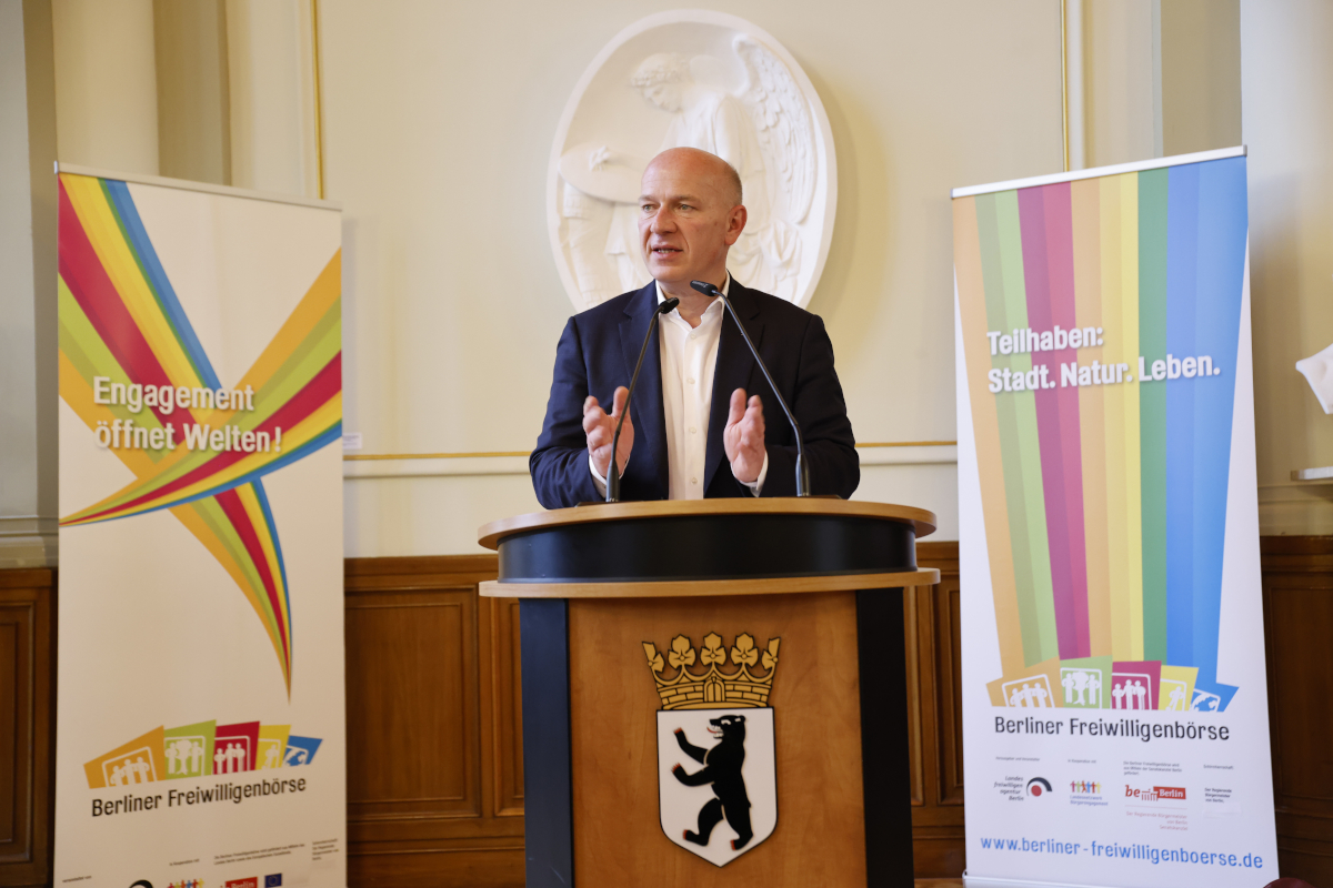 Engagiert030's tweet photo. ALLES BEREIT ZUM START! Der Regierende Bürgermeister von Berlin, Kai Wegner, begrüßt die Ausstellenden der 16. BERLINER FREIWILLIGENBÖRSE. Alle Infos ➔ https://t.co/22HI6sJIYJ 

#MenschenEntwickelnEngagement - die #BerlinerFreiwilligenbörse zeigt WER, WAS, WIE, WO ... https://t.co/OiCo9xg4Mn