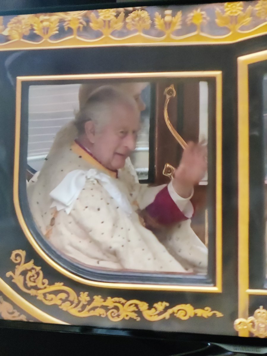DiamcndMaria's tweet photo. Whoever was responsible for the coronation wardrobe really did one over on the king 🥲 what are you wearing bro https://t.co/tZKCmjNPPI