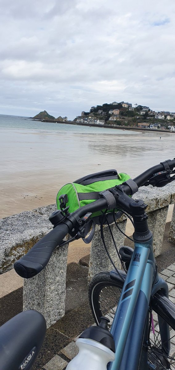 A la découverte des Côtes d'Armor à vélo 😍
Pause au Val André
#Maiàvélo 
#Breizhaddict