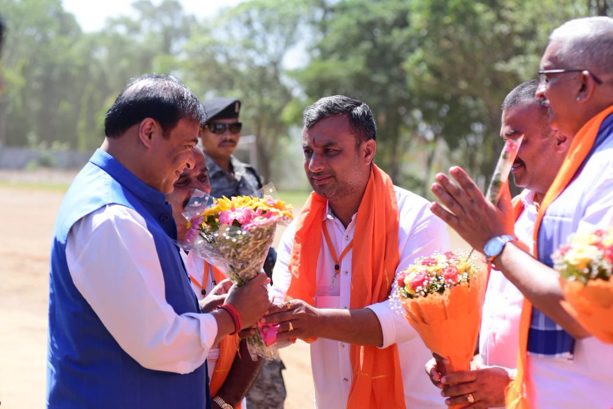 ChalanBJP's tweet photo. ಇಂದು ಕೊಡಗಿನ ಗೋಣಿಕೊಪ್ಪಕ್ಕೆ ಆಗಮಿಸಿದ ಅಸ್ಸಾಂ ಮುಖ್ಯಮಂತ್ರಿಗಳಾದ ಶ್ರೀ ಹಿಮಂತ್ ಬಿಸ್ವ ಶರ್ಮಾ ಬಿಜೆಪಿ ಸಮಾವೇಶದಲ್ಲಿ ಭಾಗಿಯಾದರು.ಅವರನ್ನು ಆತ್ಮೀಯವಾಗಿ ಸ್ವಾಗತಿಸಲಾಯಿತು.
@himantabiswa @BJP4Karnataka https://t.co/auRtMNTtOb