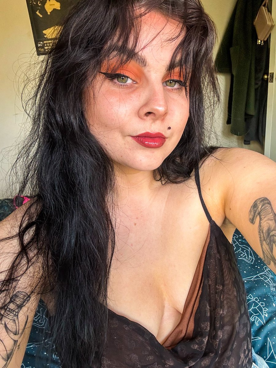 misguidedemilee's tweet photo. 🦖🔮🍷 https://t.co/N5d5GntjzX