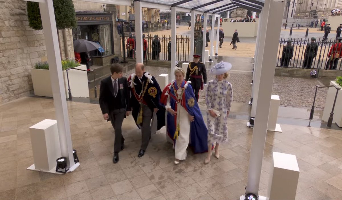 ChristinsQueens's tweet photo. Middleton Family // Duke and Duchess of Edinburgh// Glouchester‘s // Princess Anne 

📸 Sky

#Coronation https://t.co/OIWj6t5HrF