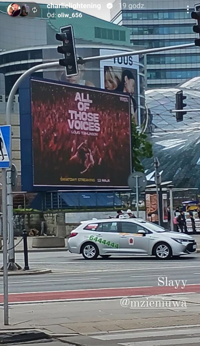 LTUpdatesPL's tweet photo. 📷 Charlie Lightening udostępnił dalej telebim promujący #AllOfThoseVoices w Polsce. https://t.co/UcfqdJUPLg