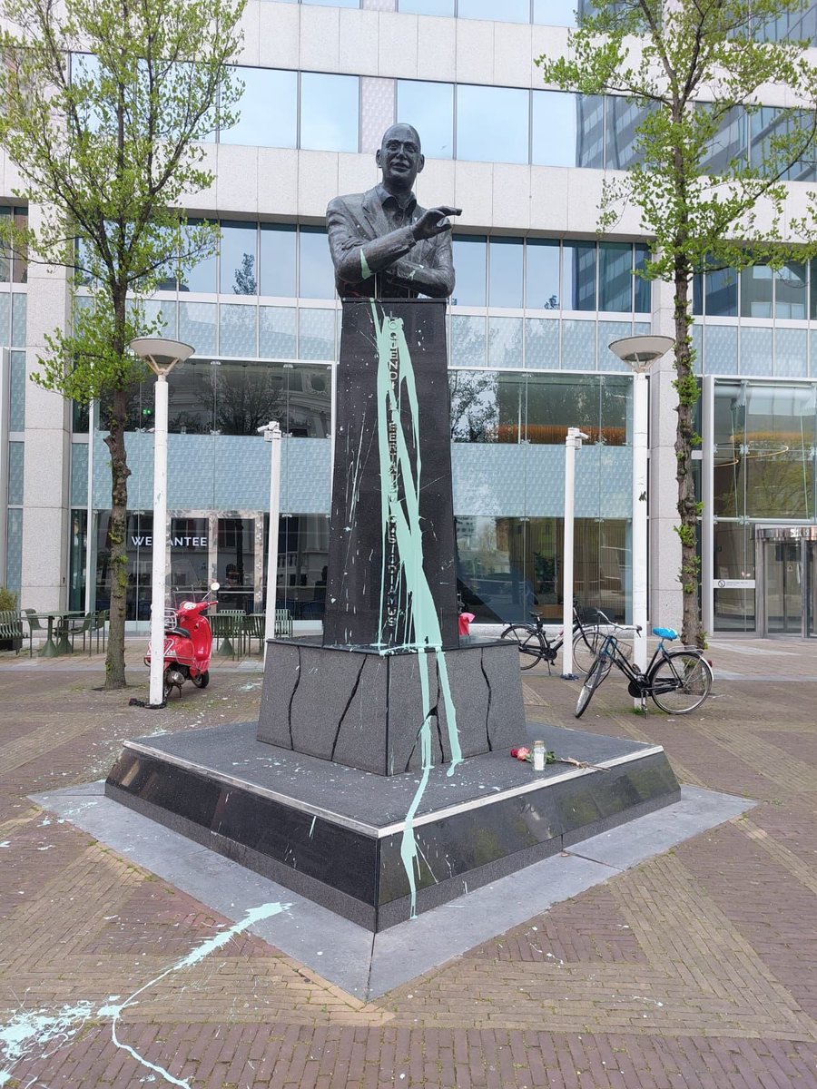 LeefbaarRdam's tweet photo. Het beeld van Pim Fortuyn is beklad, op zijn sterfdag. Zelfs dan kan extreemlinks tinnef haar haat en intolerantie niet bedwingen. We laten het zo snel mogelijk schoonmaken. https://t.co/mQtKCL1eZz