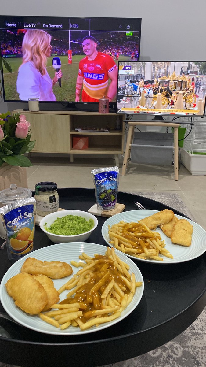 kierstenduke's tweet photo. Saturday night set up 🏈🤴🏻🇬🇧🐟🍟 https://t.co/DgfbrDaD78