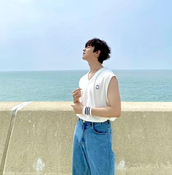 sleepypineappl2's tweet photo. #SpringLastsLongerWithRAVN
"The Earth laughs in flower."
#왕나비_군주_레이븐 #RAVN https://t.co/QibO9UcMuI