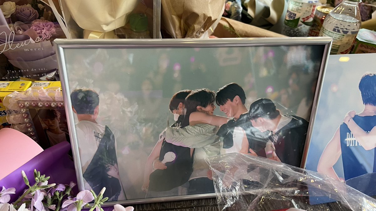 SaidLyrically's tweet image. 이 액자 뒤에 팬콘 사진 몇장 인화해서 붙여두었으니 혹시나 발견하신 분들 한장씩만 가져가세요 
내일은 다른 액자 뒤에 붙여놓을게요
마지막 사진 가져가시는분은 비닐까지 떼서 버려주시면 감사합니다