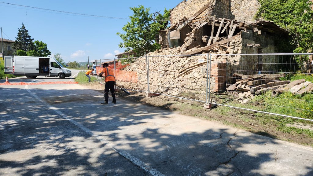 provinciamodena's tweet photo. ⚠️Riapre la #SP21⚠️
L'edificio fatiscente a San Dalmazio, che ha comportato la chiusura della strada, questa notte è crollato del tutto.
Attualmente sono state rimosse le macerie dalla strada, che viene quindi riaperta al transito, essendo in sicurezza. https://t.co/rOjzZBuoGz