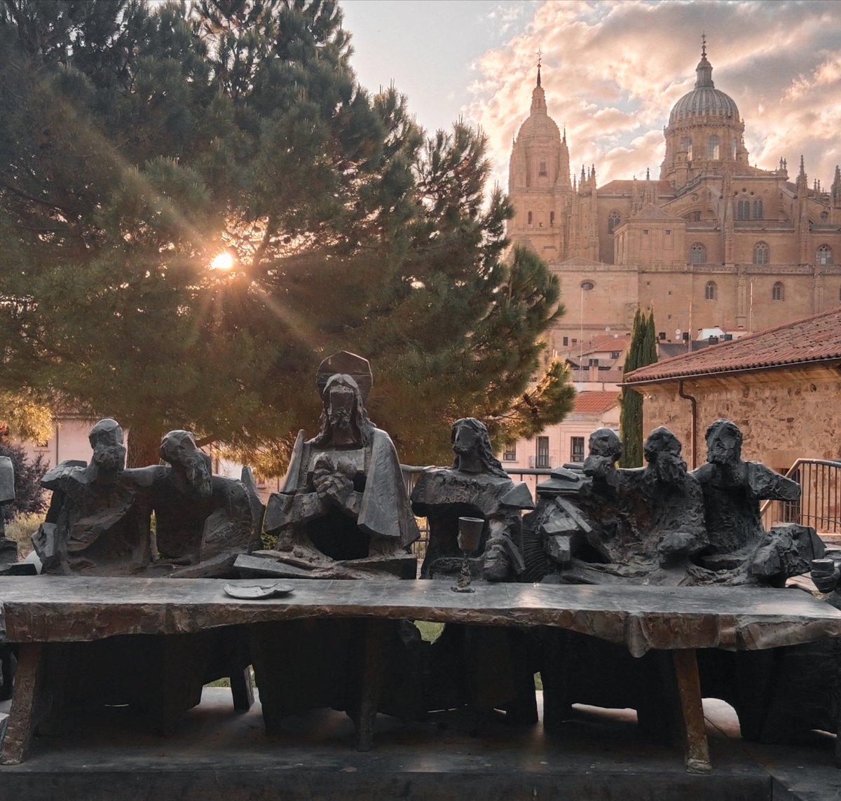 Okey Salamanca (@okeysalamanca) on Twitter photo 📸LA FOTOGRAFÍA| La fotografía de hoy es de <a href="/juanmarimontes_/">Juan Mari Montes</a>. Imagen al atardecer en los Jardines de Santo Domingo de la Cruz, con la escultura de la «Santa cena» de Venancio Blanco en primer plano.
okeysalamanca.com/2023/05/06/238… 📸LA FOTOGRAFÍA| La fotografía de hoy es de <a href="/juanmarimontes_/">Juan Mari Montes</a>. Imagen al atardecer en los Jardines de Santo Domingo de la Cruz, con la escultura de la «Santa cena» de Venancio Blanco en primer plano.
okeysalamanca.com/2023/05/06/238…