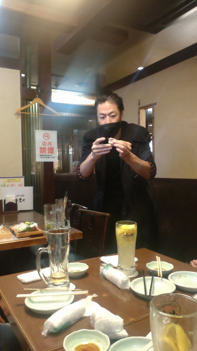 mini_masa's tweet photo. 飲んでたら、なんか面白いマジシャン来たけど・・・
#DiTAO https://t.co/5sYDqfP37m