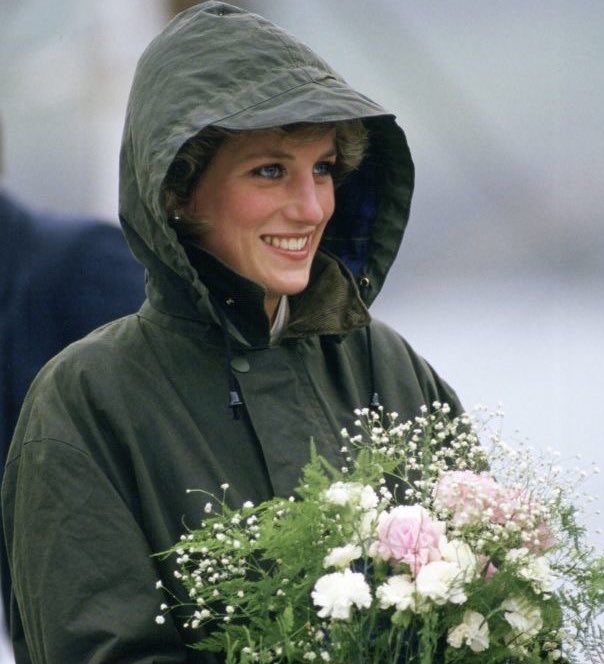 KiimFri's tweet photo. Camila qui fait la belle alors que c’est elle notre reine  #Coronation https://t.co/Cq6FwfsbaE