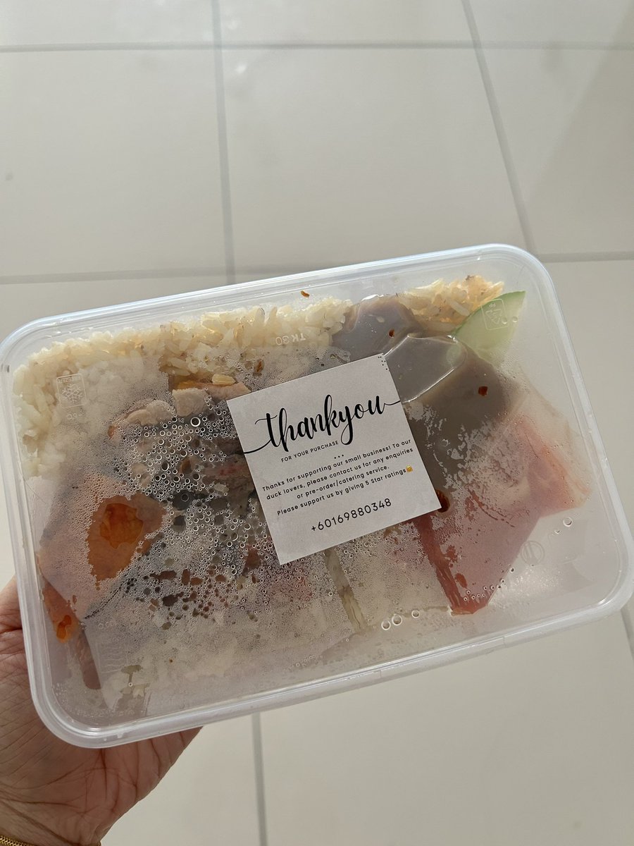 Nurintashaa's tweet photo. Korang kena tahu i makan apa harini sebab sumpah sedaap 😭😭

First time makan nasi itik. Macam ni rupanya rasa dia. Lain ye rasa dia dengan ayam. 5 bintang!!! https://t.co/GPRLGBIuqE