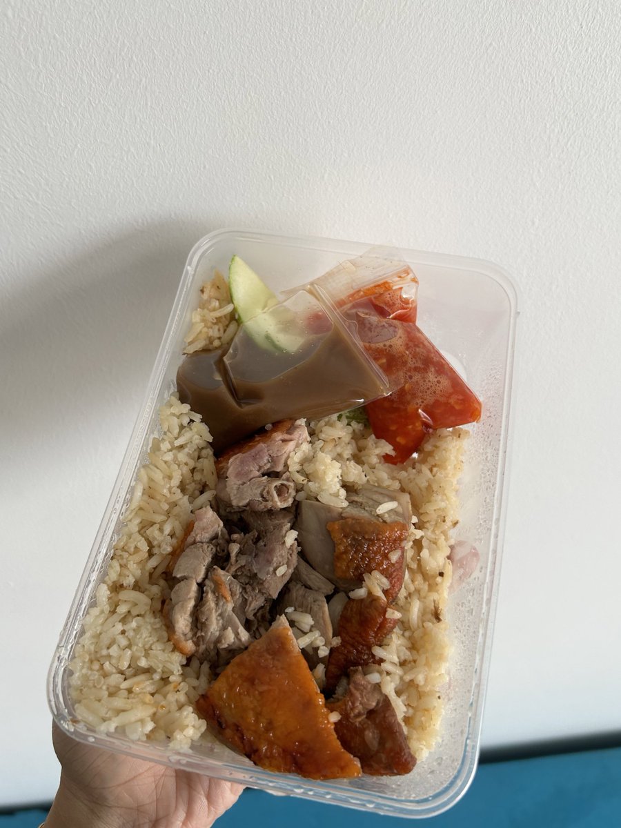 Nurintashaa's tweet photo. Korang kena tahu i makan apa harini sebab sumpah sedaap 😭😭

First time makan nasi itik. Macam ni rupanya rasa dia. Lain ye rasa dia dengan ayam. 5 bintang!!! https://t.co/GPRLGBIuqE