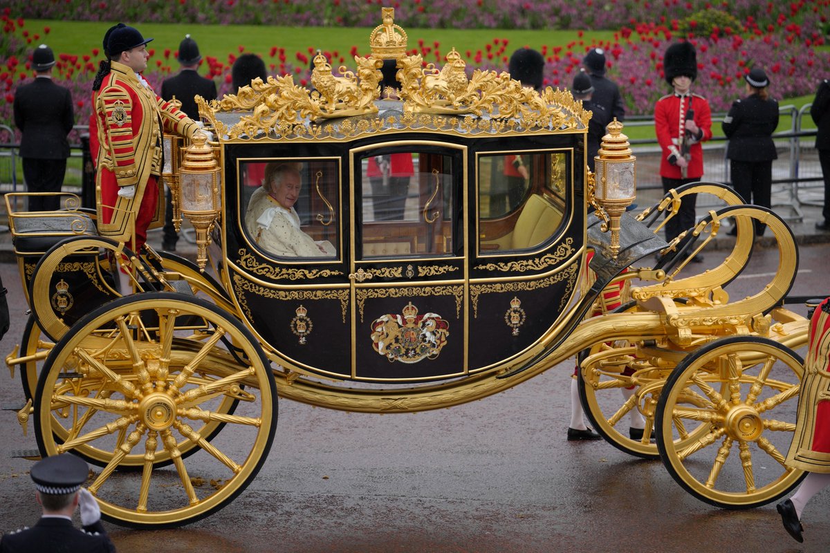 CBSNews's tweet photo. Britain’s King Charles III and Queen Consort Camilla begin their procession, leaving Buckingham Palace in the Diamond Jubilee State Coach for Westminster Abbey where the coronation ceremony will begin. Live updates: https://t.co/KwLEb7Sn3X https://t.co/pjTqylWriv