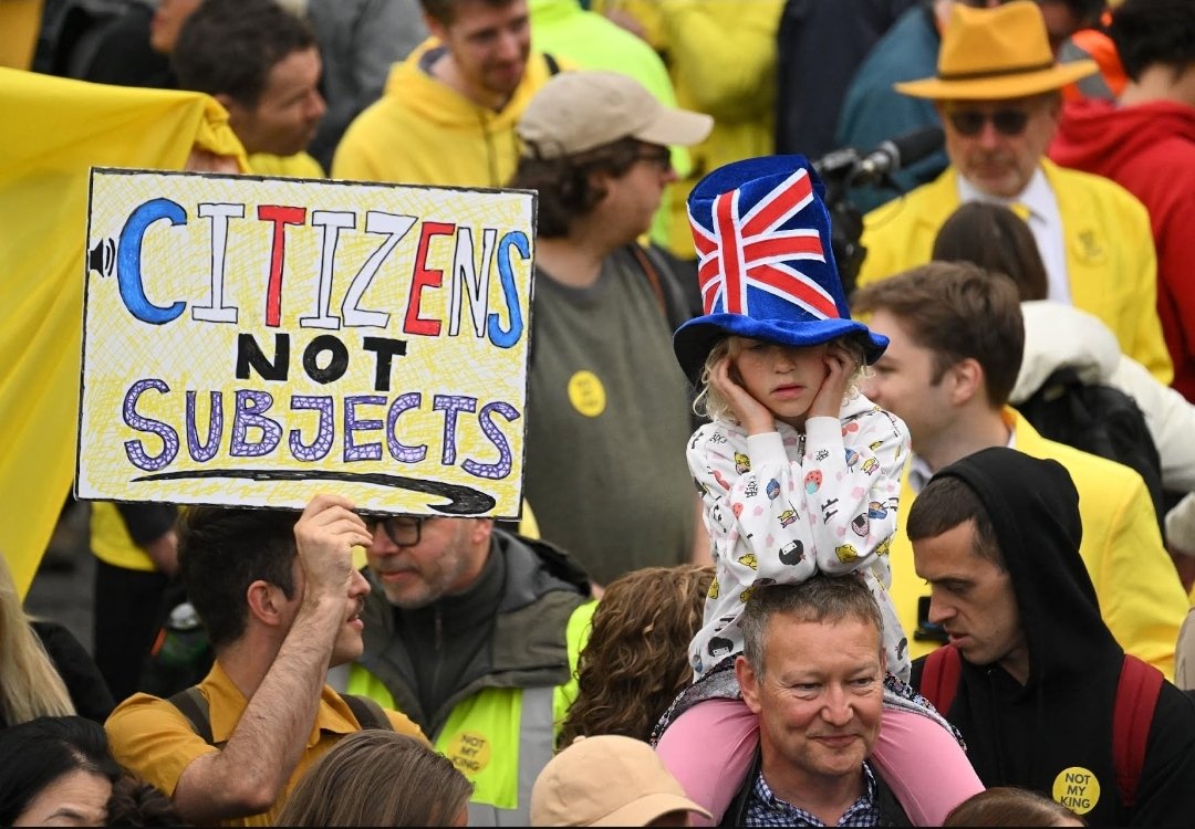 alexiscorbiere's tweet photo. Pourquoi les médias 🇫🇷 sont saturés par la cérémonie du couronnement de #CharlesIII gorgés de commentaires niais pro-monarchistes ?
C'est le choix de nos amis britanniques, mais nous les Français sommes républicains car la monarchie est une aberration antidémocratique. https://t.co/HYR5r4bUxF
