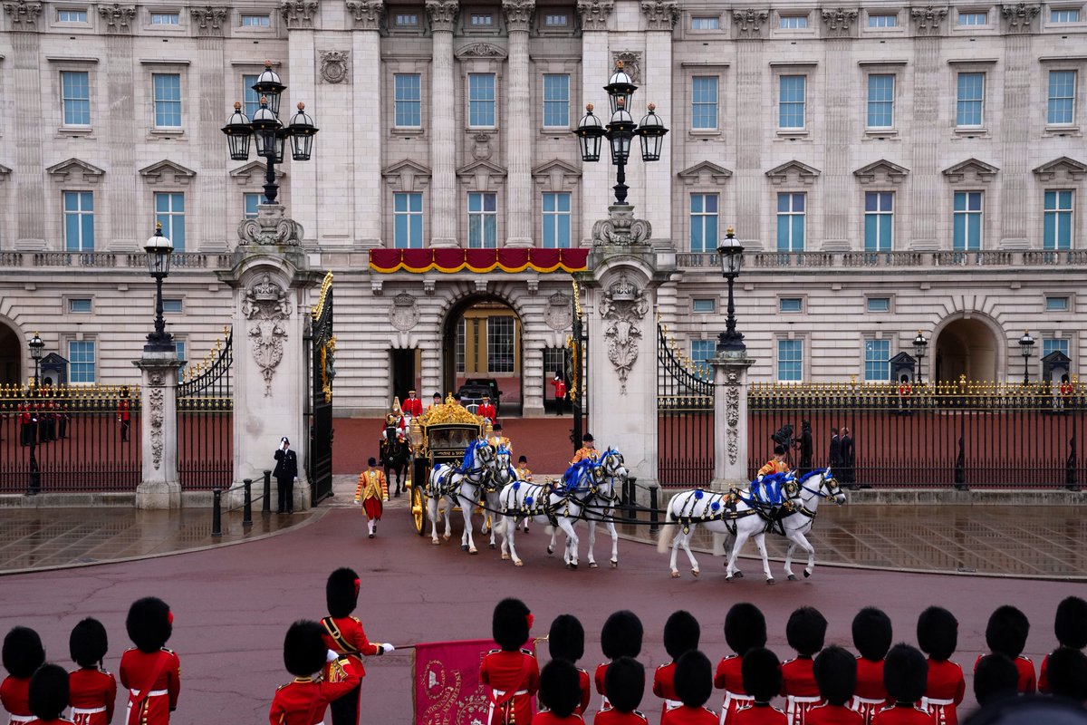 CBSNews's tweet photo. Britain’s King Charles III and Queen Consort Camilla begin their procession, leaving Buckingham Palace in the Diamond Jubilee State Coach for Westminster Abbey where the coronation ceremony will begin. Live updates: https://t.co/KwLEb7Sn3X https://t.co/pjTqylWriv
