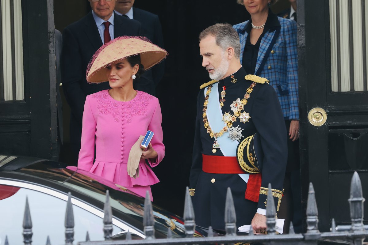 CasaReal's tweet photo. Los Reyes se han dirigido a la Abadía de Westminster de Londres para asistir a la Coronación del Rey Carlos III del Reino Unido de Gran Bretaña e Irlanda del Norte.

➡️https://t.co/QWRAGYRjQo https://t.co/1dY1LJZxbK