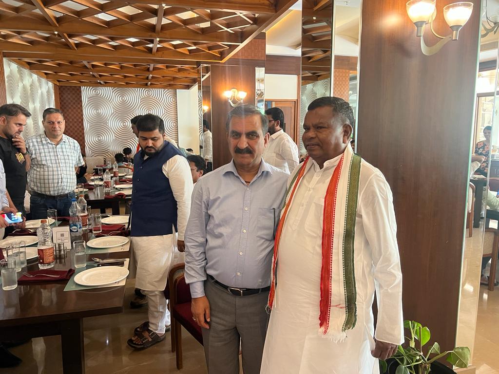 Kawasilakhma's tweet photo. आज कर्नाटक विधानसभा चुनाव में प्रचार हेतु पहुंचे हिमाचल प्रदेश के लोकप्रिय मुख्यमंत्री श्री @SukhuSukhvinder जी के भेंट कर कुशलक्षेम जाना।जनता लगातार कांग्रेस की सरकार बना रही है,अब जनता झूठे वादों वाली भाजपा सरकार नही,विकास वाली कांग्रेस सरकार चाहती है। https://t.co/4CKCGer4Kn