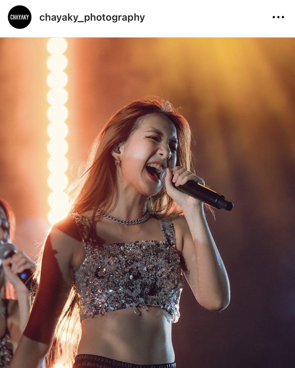 CHAYAKY_10's tweet photo. เมื่อเปิดคอนเสิร์ต 4EVE แล้วเจอรูปที่เราถ่ายรูปไว้ตอนคอนเสิร์ต BMMF12 ได้ขึ้นจอในคอนเสิร์ตด้วยแหละ 😍

#CHAYAKY
#4EVE
#4EVEthe1stconcert https://t.co/3QysebkpJG