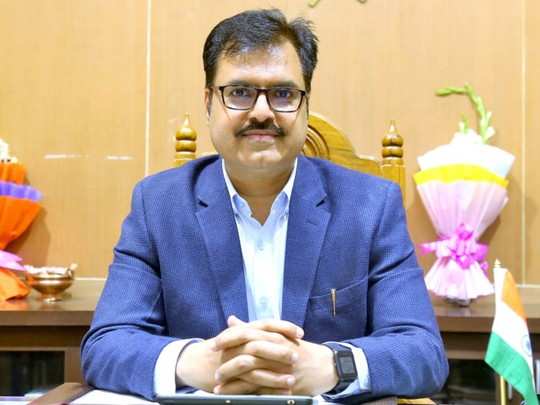 तसा मला उशीर झाला पण एखाद्या अधिकाऱ्यांनी असा जनता दरबार घ्यावा आणि आपण सर्व प्रश्नांची उत्तरे द्यावे...!
उल्लेखनीय..!अदभुत.!!
आपल्याकडून प्रेरणा घेऊन शिक्षण विभागणी मुलांच्या प्रश्नाला उत्तर द्यावे..!
@surmayu 
 साहेब घ्या मनावर..!
<a href="/CP_PCCity/">पोलीस आयुक्त - पिंपरी चिंचवड शहर</a> 
#Ask_CP_PCCity 
#शिक्षकभरती_55000