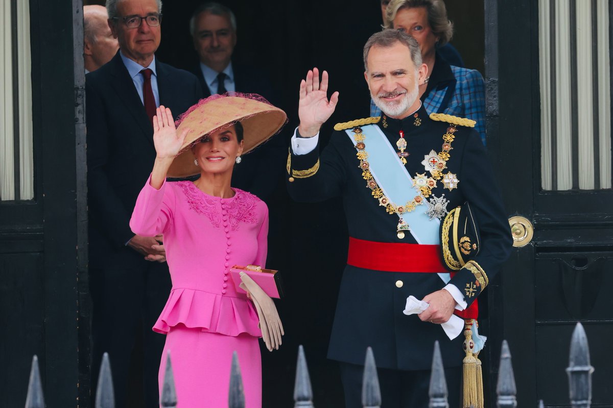 CasaReal's tweet photo. Los Reyes se han dirigido a la Abadía de Westminster de Londres para asistir a la Coronación del Rey Carlos III del Reino Unido de Gran Bretaña e Irlanda del Norte.

➡️https://t.co/QWRAGYRjQo https://t.co/1dY1LJZxbK