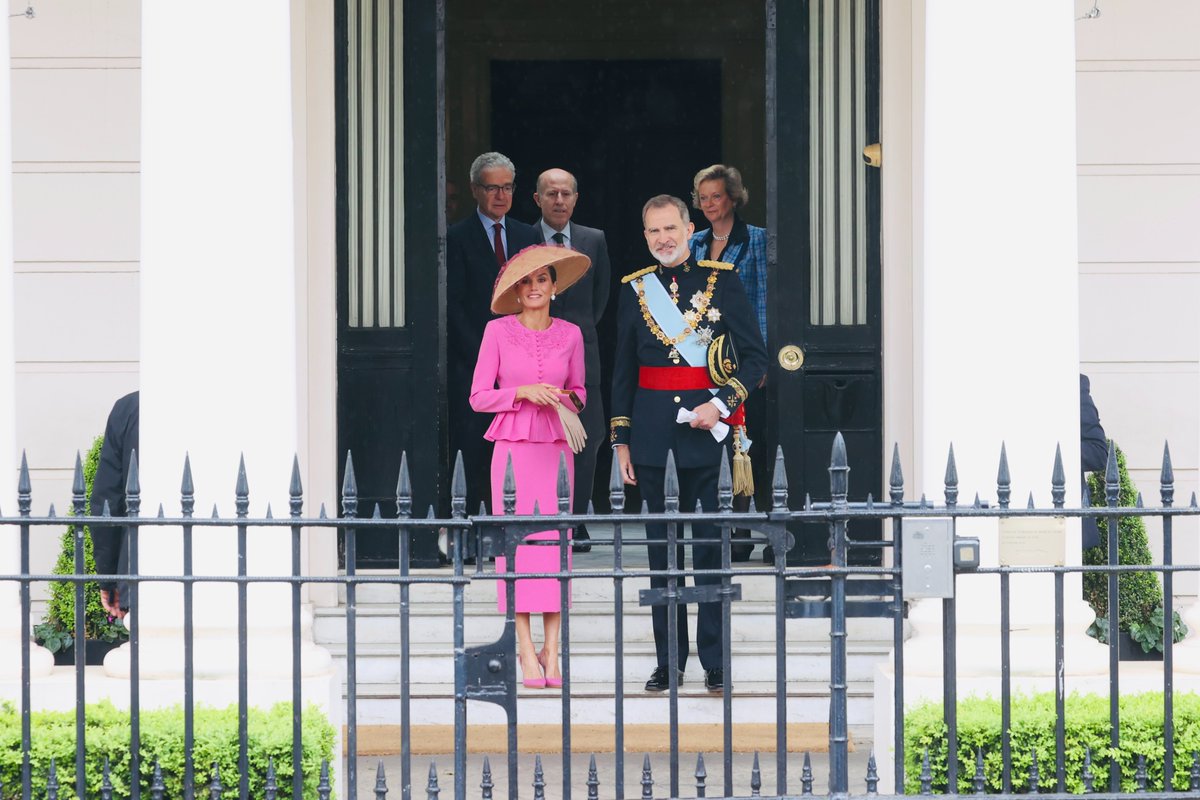 CasaReal's tweet photo. Los Reyes se han dirigido a la Abadía de Westminster de Londres para asistir a la Coronación del Rey Carlos III del Reino Unido de Gran Bretaña e Irlanda del Norte.

➡️https://t.co/QWRAGYRjQo https://t.co/1dY1LJZxbK