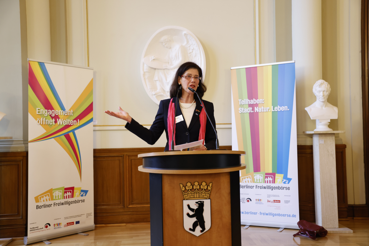 Engagiert030's tweet photo. ALLES BEREIT ZUM START! Der Regierende Bürgermeister von Berlin, Kai Wegner, begrüßt die Ausstellenden der 16. BERLINER FREIWILLIGENBÖRSE. Alle Infos ➔ https://t.co/22HI6sJIYJ 

#MenschenEntwickelnEngagement - die #BerlinerFreiwilligenbörse zeigt WER, WAS, WIE, WO ... https://t.co/OiCo9xg4Mn