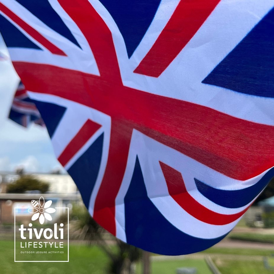 CORONATION 👑🇬🇧// Join us this weekend for some traditional seaside activities! 
We hope that everybody has a fantastic few days 🎉
#coronationweekend 
#kingscoronation #bankholidayfun #sussexbythesea #visitlittlehampton #lovebognorregis