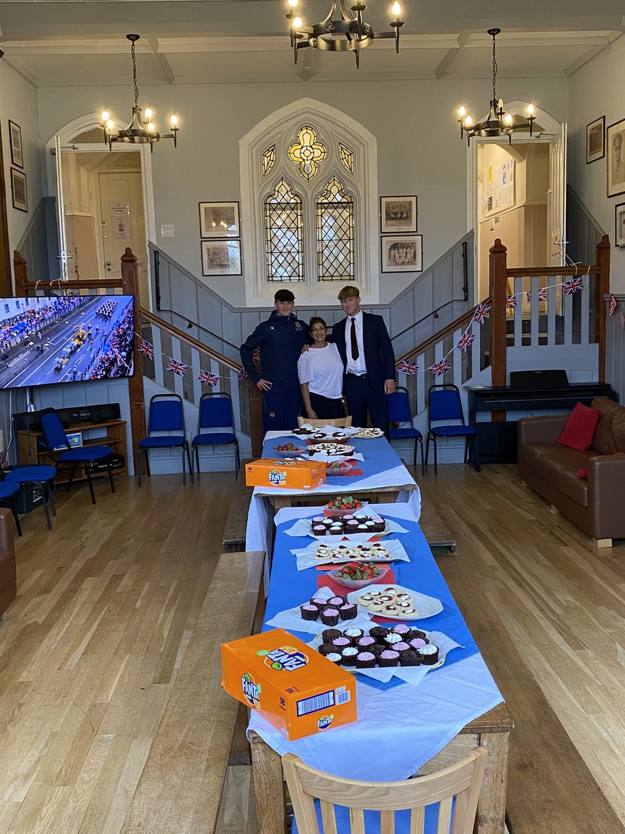 schoolhouse_cc's tweet photo. Coronation morning break set up for the boys by our matron &amp; Year 12 helpers 🤜❤️⚓️
@Clifton_College https://t.co/IpvEuDxbXo