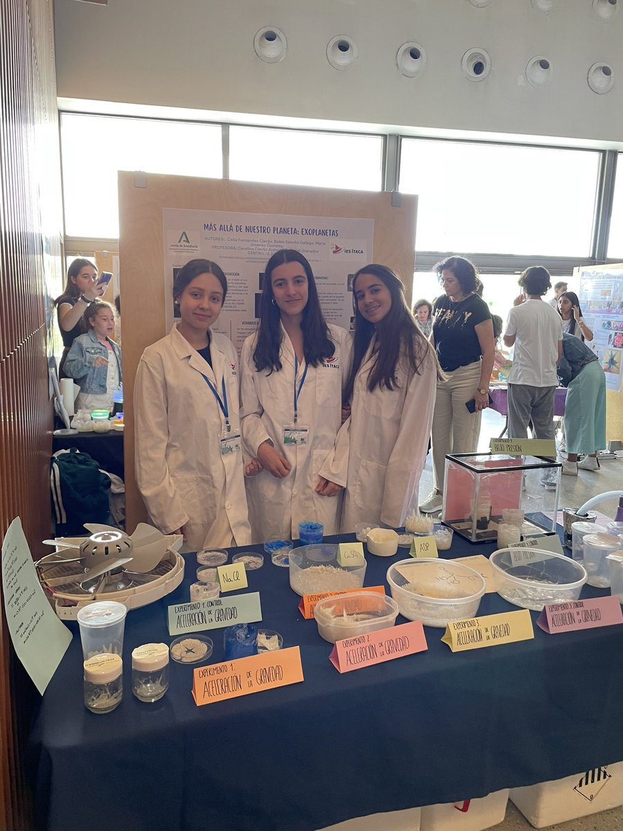 Carolinaciencia's tweet photo. Con mis alumnas de @iesitaca en @ParqueCiencias  en #cristalizaciónenlaescuela 
Con nuestro proyecto “ Más allá de nuestro planeta: cristalización en exoplanetas” @scientix_es https://t.co/OxULga5OSg