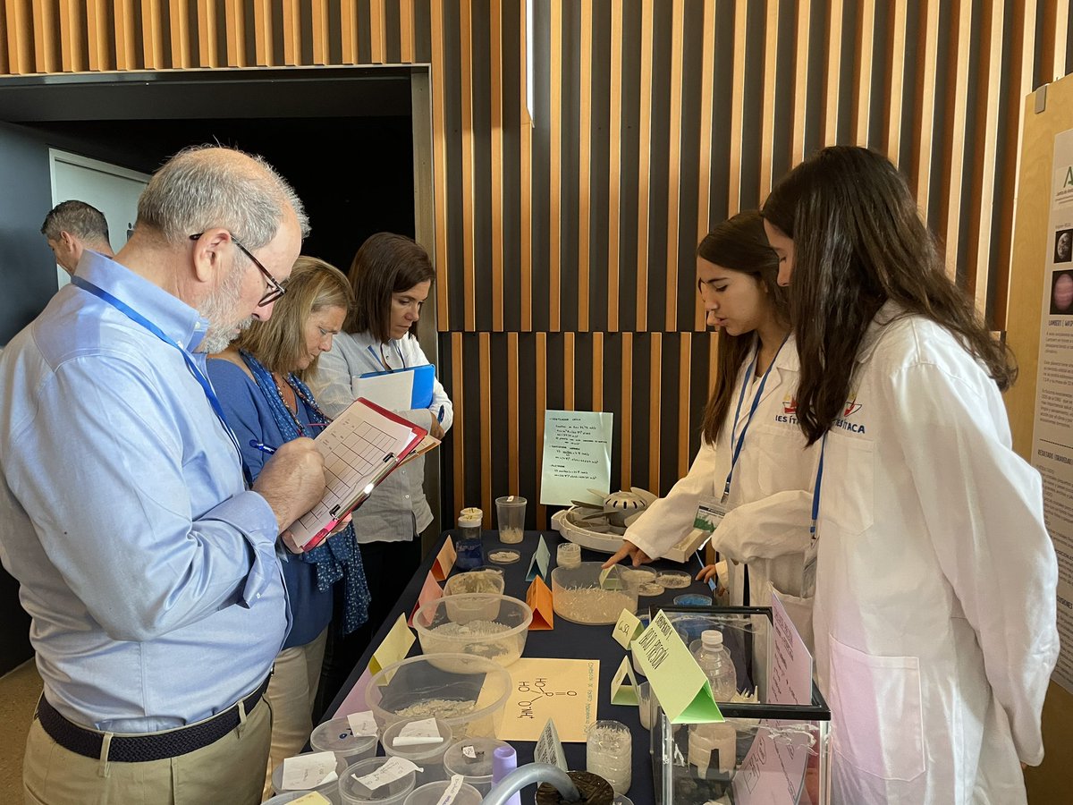 Carolinaciencia's tweet photo. Con mis alumnas de @iesitaca en @ParqueCiencias  en #cristalizaciónenlaescuela 
Con nuestro proyecto “ Más allá de nuestro planeta: cristalización en exoplanetas” @scientix_es https://t.co/OxULga5OSg