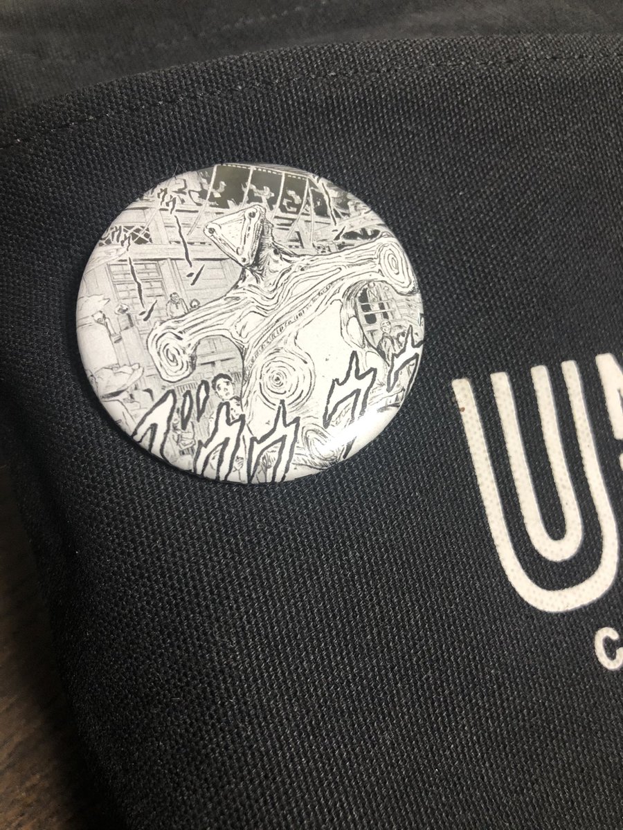 超漫画朗読劇古代戦士ハニワットを観劇してきました！演者さんが客席を３６０度囲んでの熱演、迫力が半端なくて圧倒されました！お土産にドグーンの缶バッチをゲット✨写真は声優のこぶしのぶゆきさん😊 https://t.co/Lc0WlcRMUD