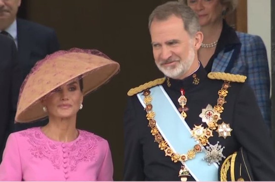 gocholita's tweet photo. Cuando tienes ceremonia a las 11:00 y trabajo en el arrozal a las 12:00 https://t.co/HnrtpGl6wH