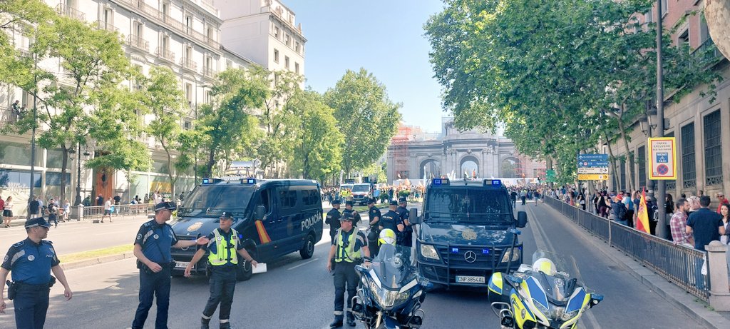 jucilnacional's tweet photo. ➡️ Unos trabajando, otros manifestándose, TODOS exigiendo la equiparación salarial con  las policías autonómicas.

➡️ Un derecho que nos llevan negando desde hace tres décadas. 

#EquiparacionYa6M #6MMadrid
#JubilacionDignaYa6M https://t.co/EmDkHG9JRp