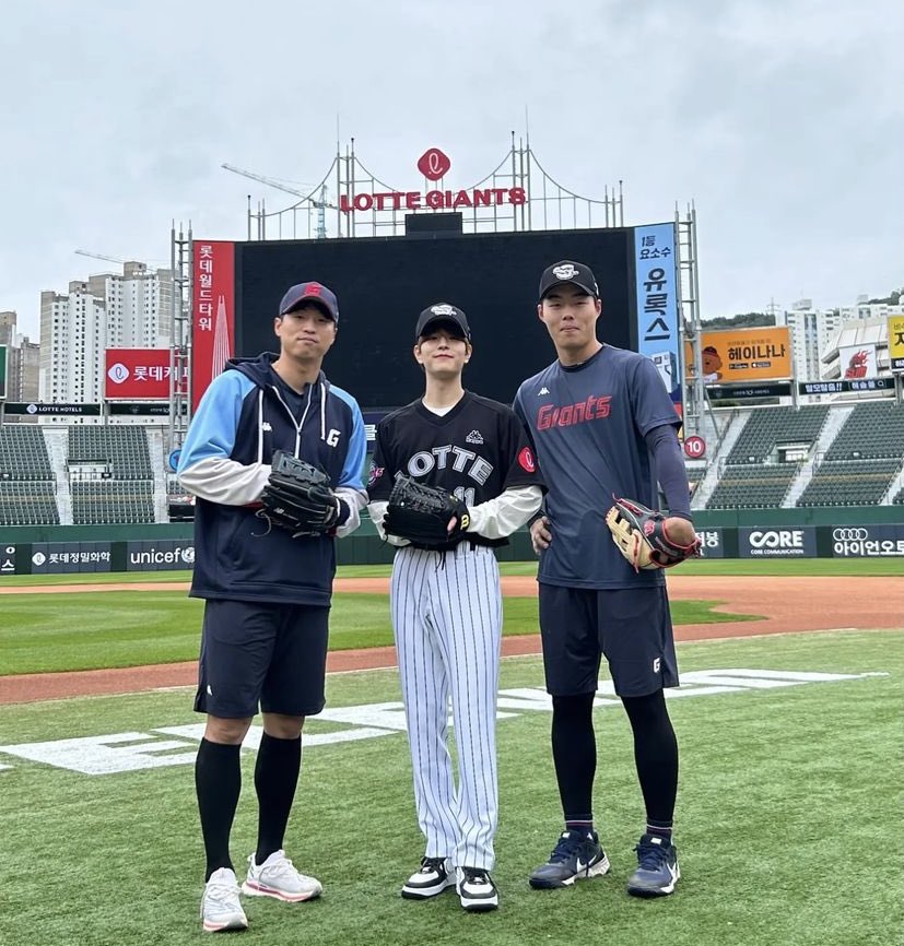 staysday6's tweet photo. oh is this seungmin with the other two players also named seungmin LMAO https://t.co/F4AFKVjcjY