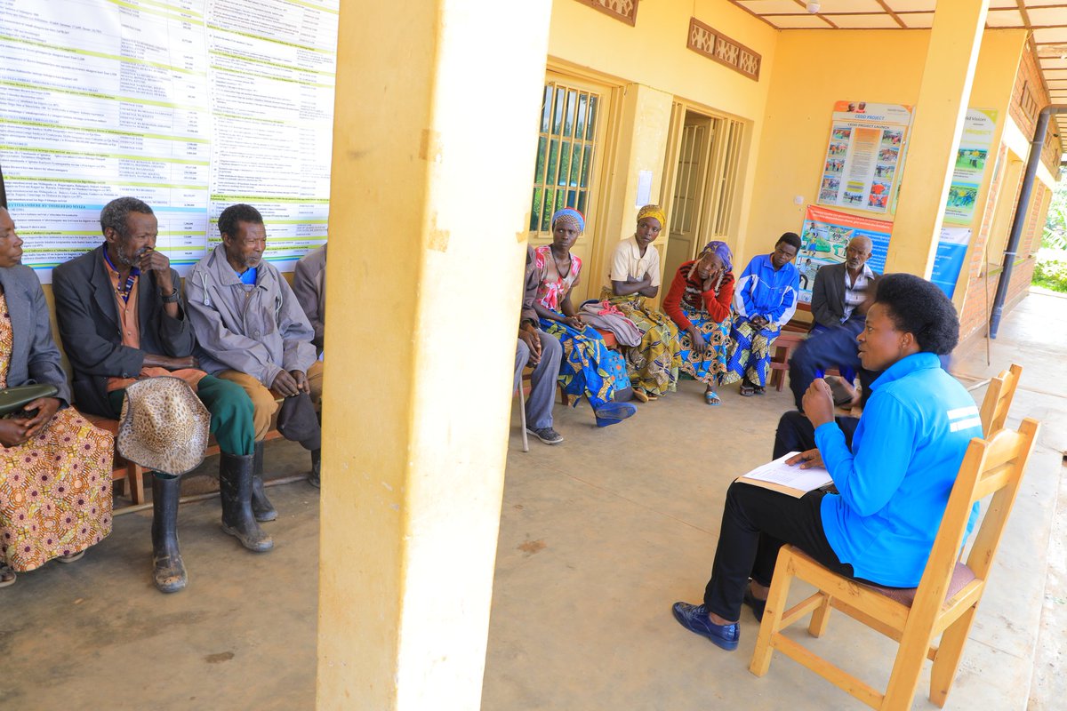 RutsiroDistrict's tweet photo. Mayor @MurekateteTrip1 yasuye imiryango yaburiye ababo mu biza byo mu ijoro ryo ku wa 2/5/2023 rishyira 3/5/2023 mu rwego rwo kubahumuriza no kubakomeza. Abagize ibyago bahawe inyunganizi y'ibihumbi 100 kuri buri muntu mu kubafata mu mugongo ku bufatanye na @RwandaEmergency https://t.co/EmJ3l2EtB9