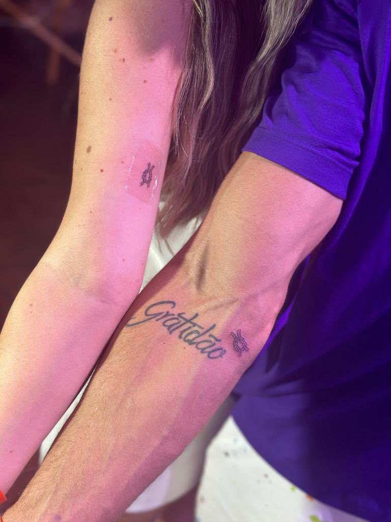 hdxstan's tweet photo. O SHIP DE VOCÊS TAMBÉM FAZ TATTOO JUNTOS? PORQUE O MEU FAZ https://t.co/MS82QiuBmE