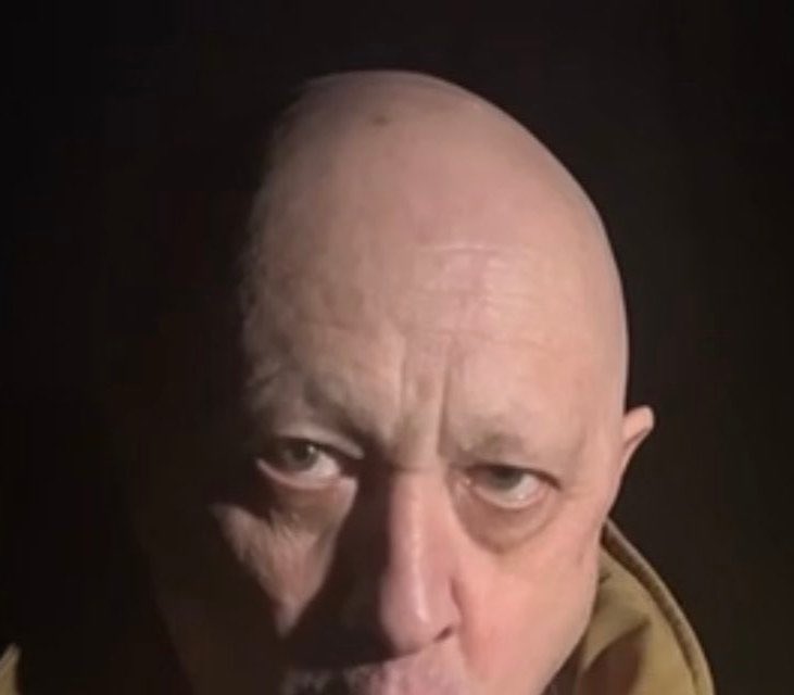 sternenko's tweet photo. Думаю, Прілєпіна підірвали свої, бо він якраз активно став заступатись за Прігожина у конфлікті проти Шойгу. 

Шойгу таке не пробачає (згадайте як ліквідували Стрємоусова після критики у бік Шойгу), і ось такий привіт передали тепер і самому Прігожину. 

Якщо лисий не стулить пельку, Шойгу і його підірве.
