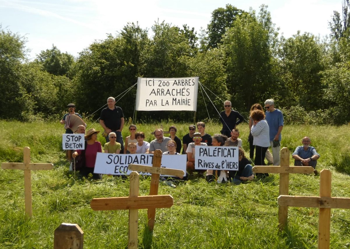 Le 6 mai, les habitants de Paléficat organisent une action symbolique, inédite et destinée à marquer les esprits, pour protester de façon non-violente contre l’arrachage des arbres et illustrer leur opposition à la bétonisation sauvage des dernières terres agricoles de Toulouse.