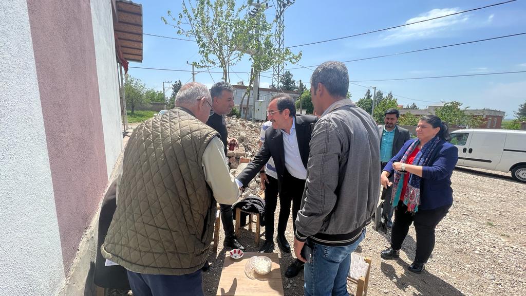 diyarbakirdeva's tweet photo. 📌Saha çalışmalarımızda ilk durağımız olan Sur İlçesine Bağlı Karabaş Köyünü Milletvekili adayımız Sayın @IhsanMerdanoglu  İl Başkanımız @remzikaymakk  İl ve ilçe teşkilatımız ile birlikte ziyaret ettik. Gösterdikleri ilgiden dolayı kendilerine teşekkür ederiz. https://t.co/VBe4cE4vj3