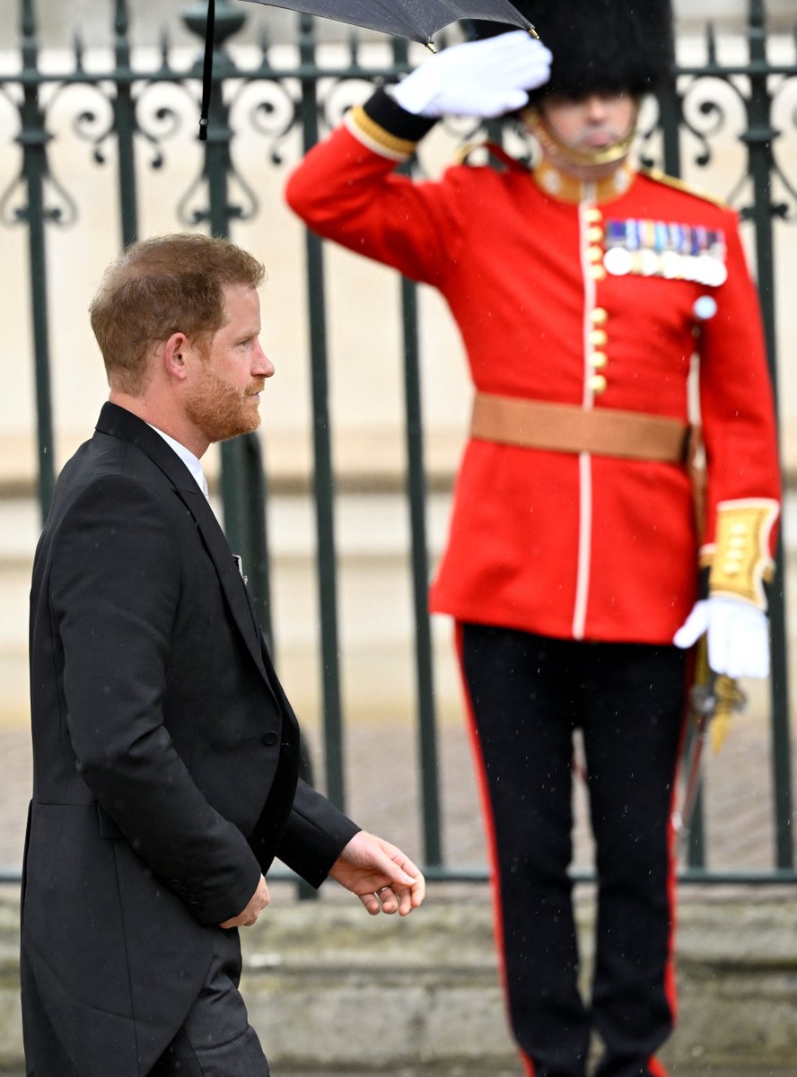 E! News tweet media