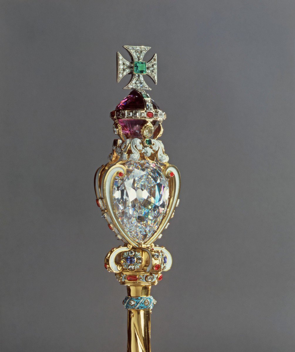 Les joyaux de la couronne, qui seront portés par le roi Charles III aujourd'hui ont une valeur estimée à 2 milliards de $ et contiennent le plus gros diamant taillé à blanc au monde. Connu sous le nom de 'La grande étoile de l'Afrique', le diamant a été extrait en Afrique du Sud